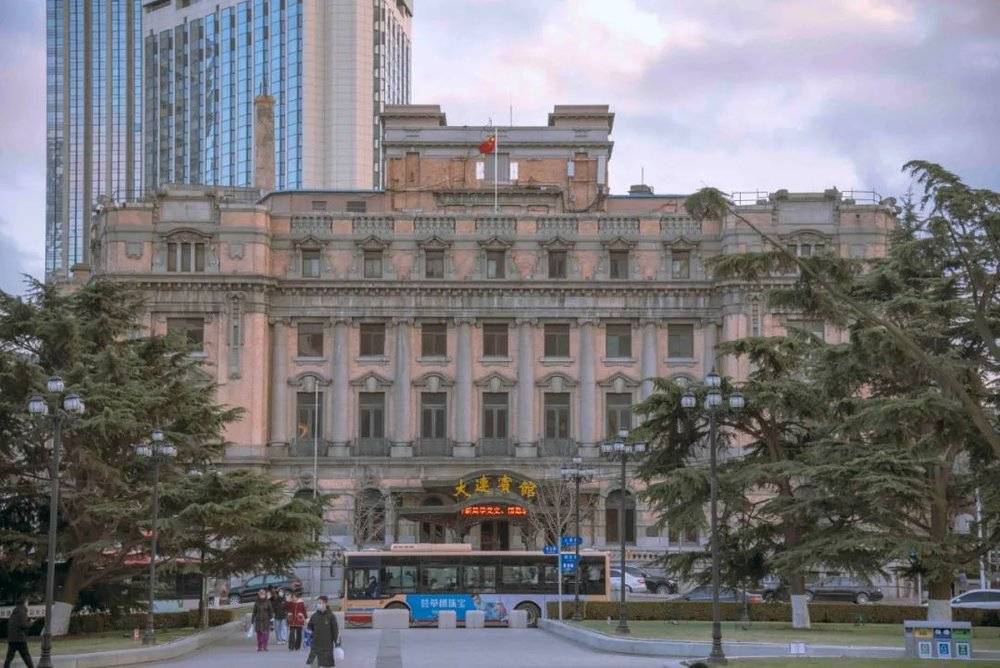 中山广场上的建筑：原大和宾馆<br>
