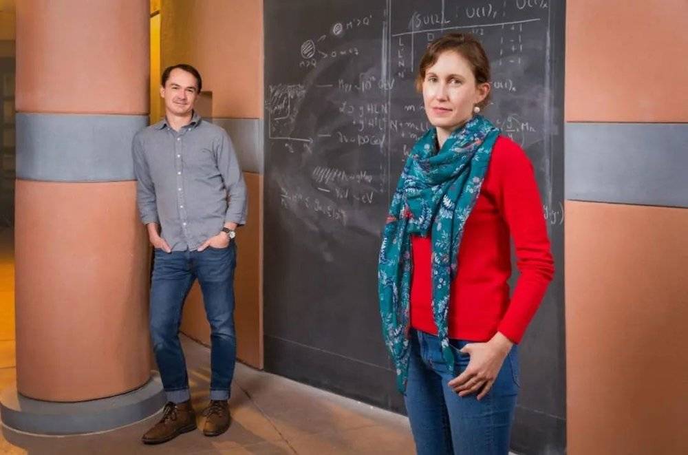 纳撒尼尔·克雷格（Nathaniel Craig）和伊莎贝尔·加西亚·加西亚（Isabel Garcia Garcia）探讨了引力如何帮助调和自然界中截然不同的能量尺度。丨图片来源：Jeff Liang