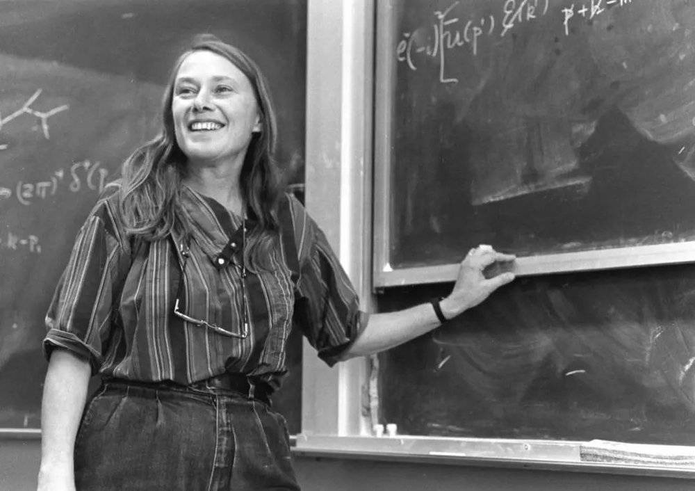 1974年，玛丽·k·盖拉德（Mary K. Gaillard）和本·李(Ben Lee）利用自然性论证预测了一种被称为粲夸克的假设基本粒子的质量。粲夸克几个月后即被发现。(上图摄于20世纪90年代)丨图片来源：AIP Emilio Segrè Visual Archives