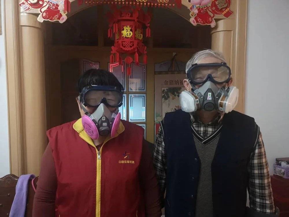 2020年春节，老韩和父母戴上面罩防护