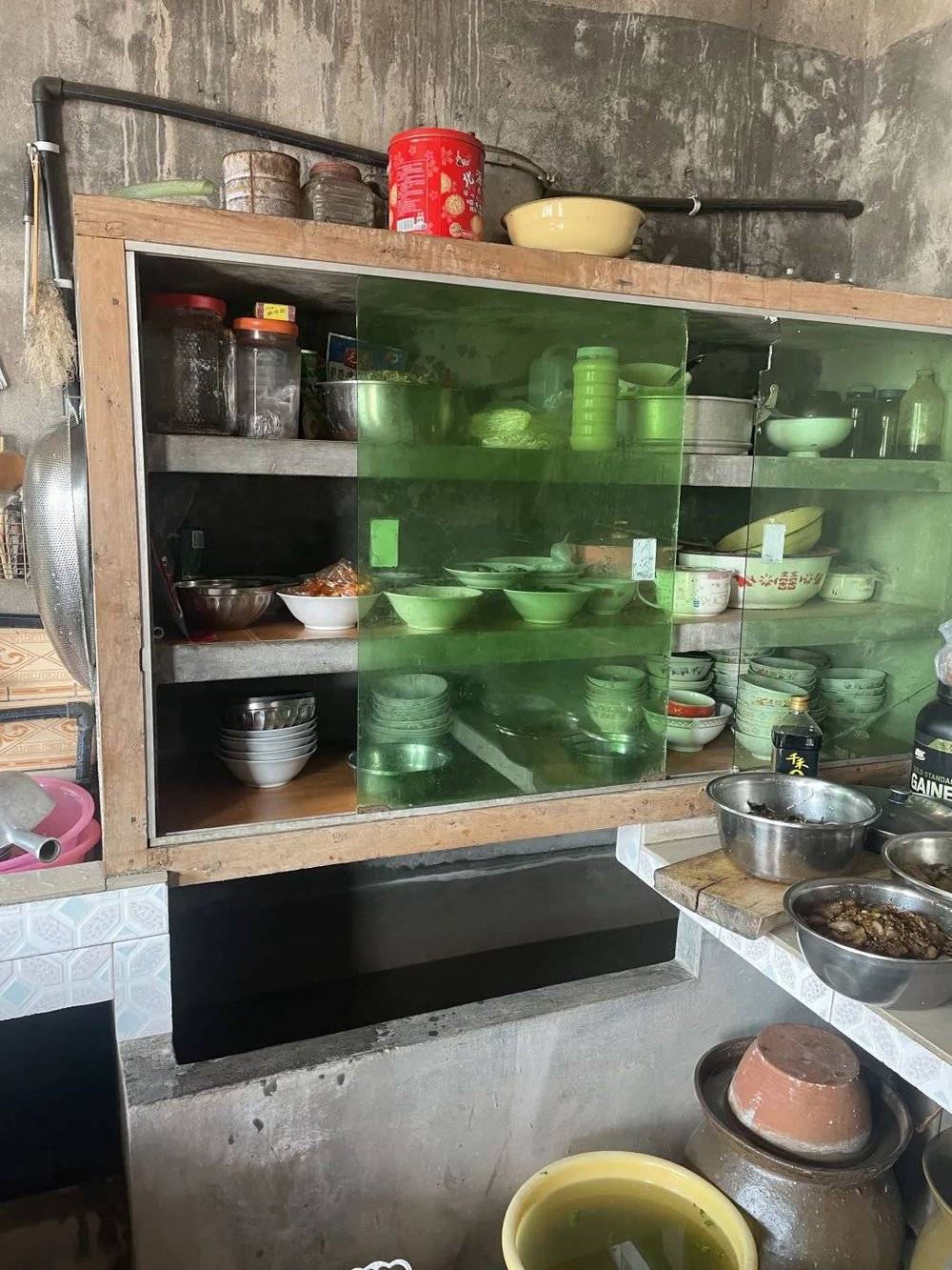 本地厨房标配：大锅大灶，水缸上架碗柜，案板下放坛罐。<br>