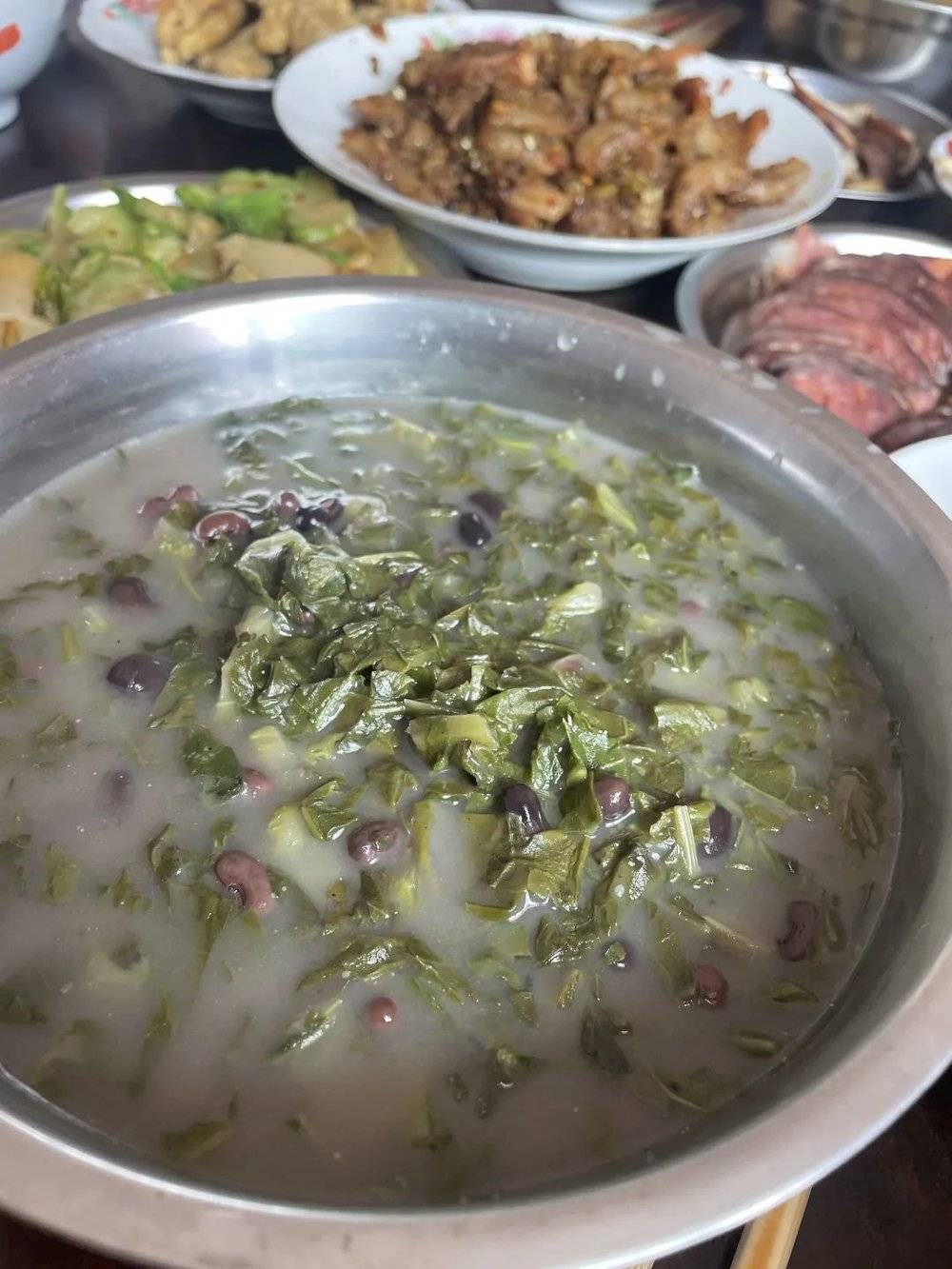 解冻后的青菜和豆子用米汤煮来，别有一种清雅不俗的风味。