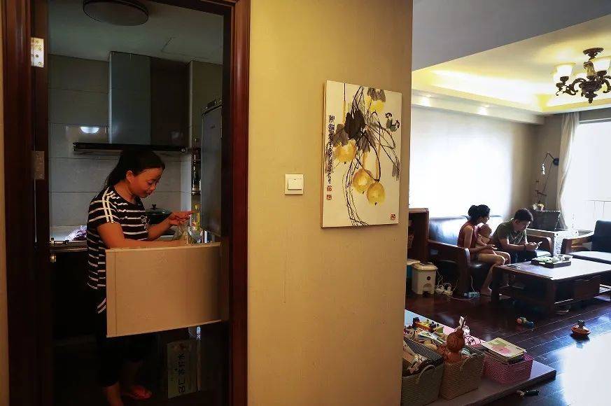 38岁的王俊岭从事保姆工作10年，她已在安徽老家与河北固安分别购买了一套住房