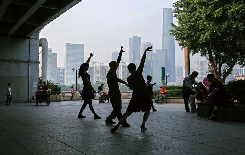 广州珠江边，在桥下跳舞的中老年人。/高菲