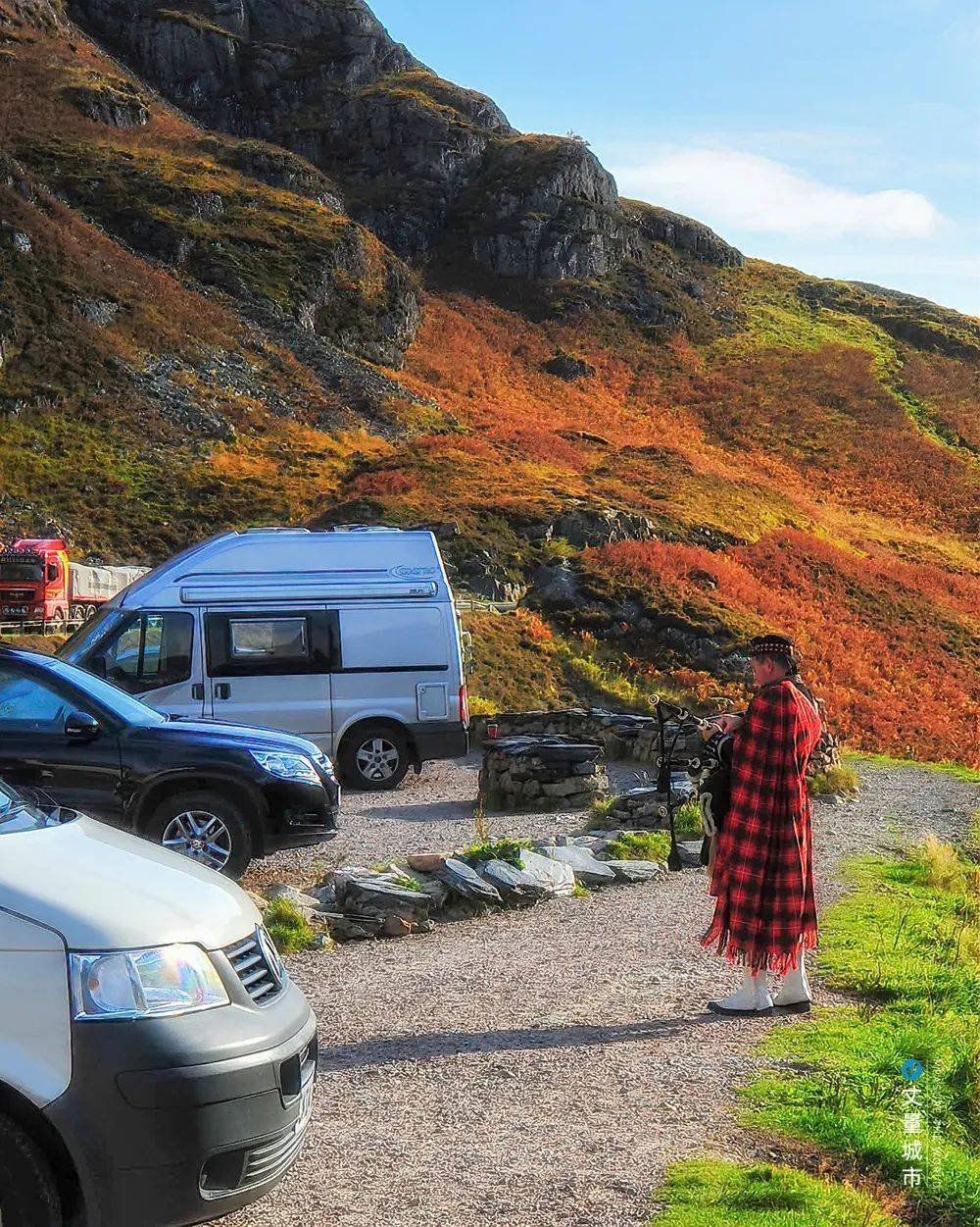 苏格兰通过在自然风貌沿线组织小规模的特色表演，形成旅游节点