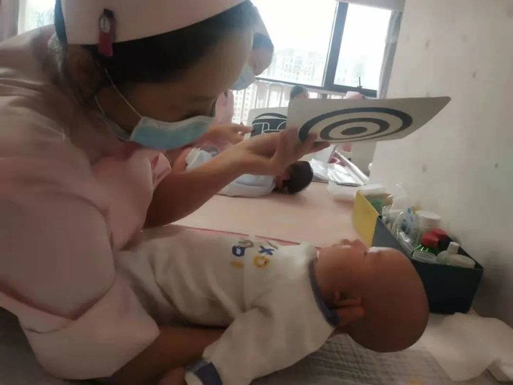 正在给宝宝做视力训练的堂姐<br>