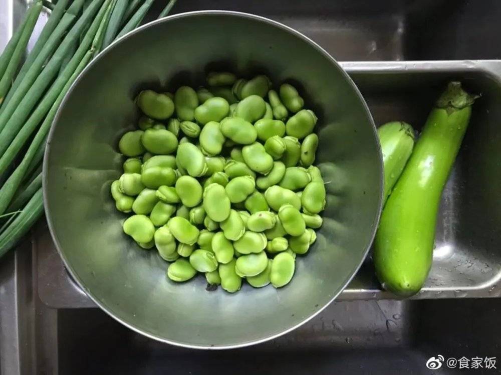 为了守护本地豆的鲜嫩剥出来要马上落锅/食家饭 摄