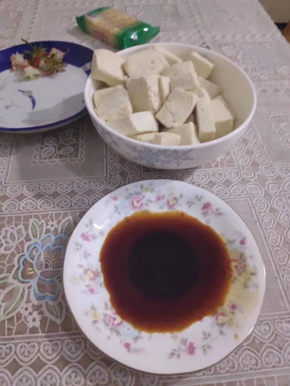 ■ 毛毛妈妈的“拿手菜”，白水煮豆腐蘸酱油<br>