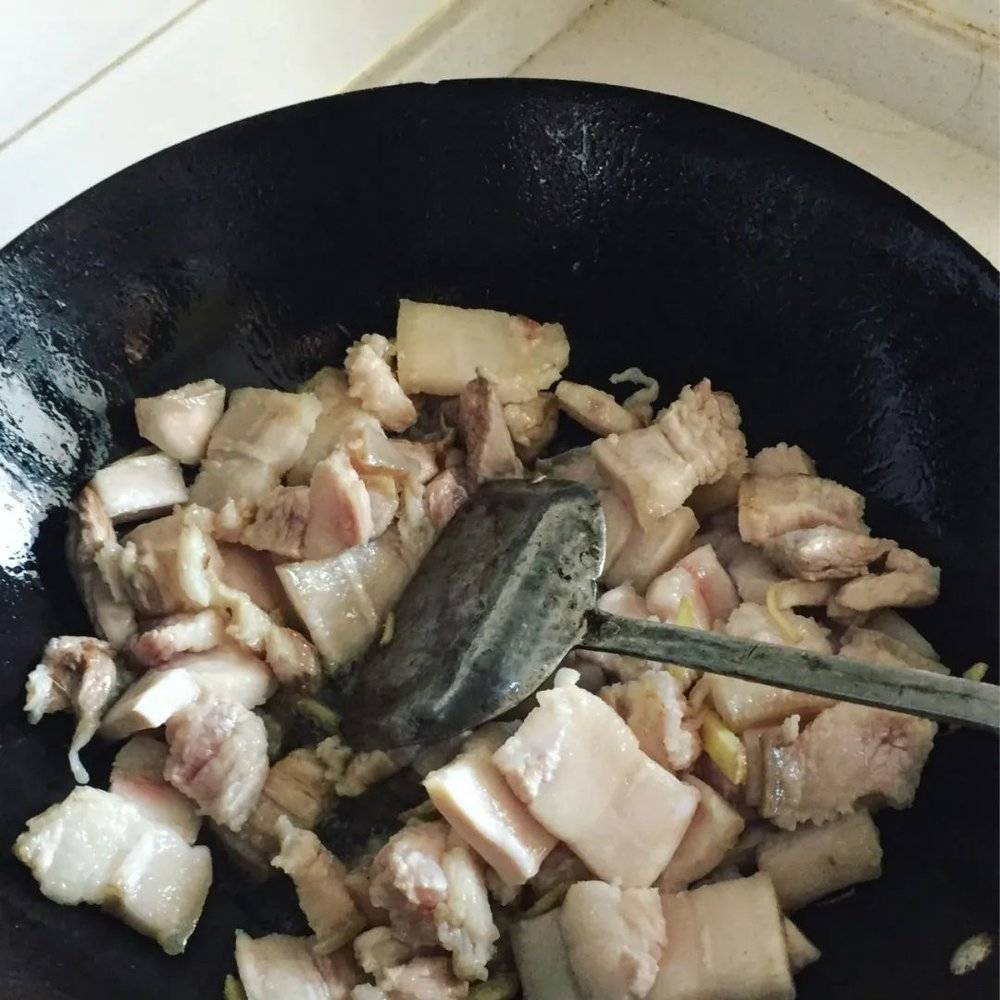 ●炒马齿苋的猪肉肥多瘦少为佳。