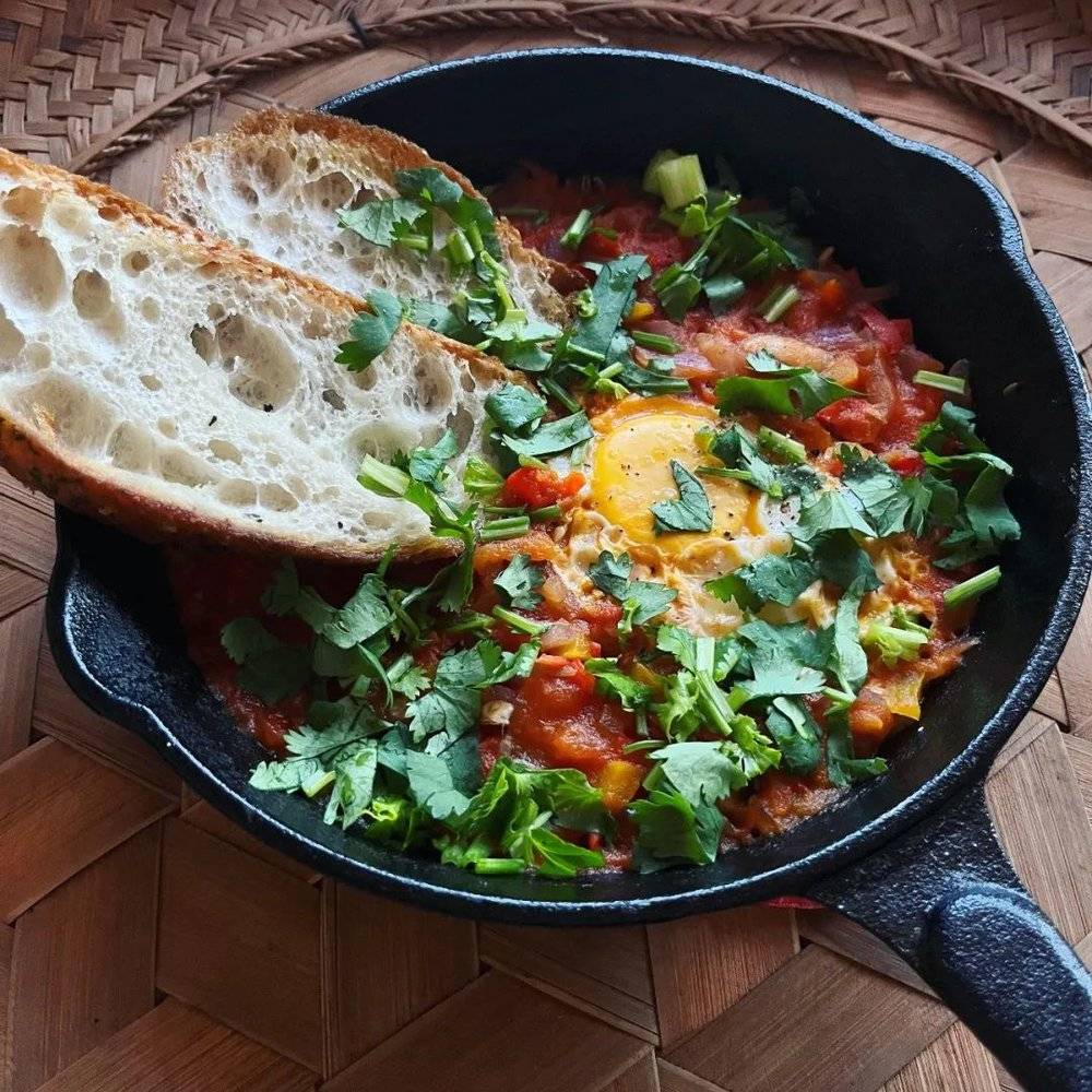 ●西红柿和洋葱做成了北非蛋的预制酱料。法棍来自网购，一次性多买几根，分装好后，冷冻保存。