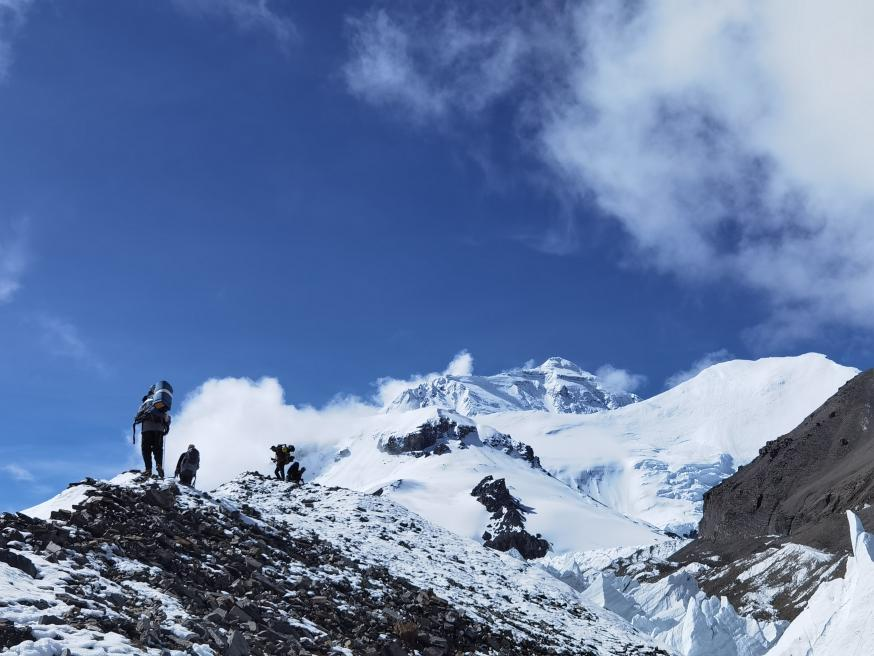 珠峰海拔5000多米处的种子采集队。|图片由受访者提供