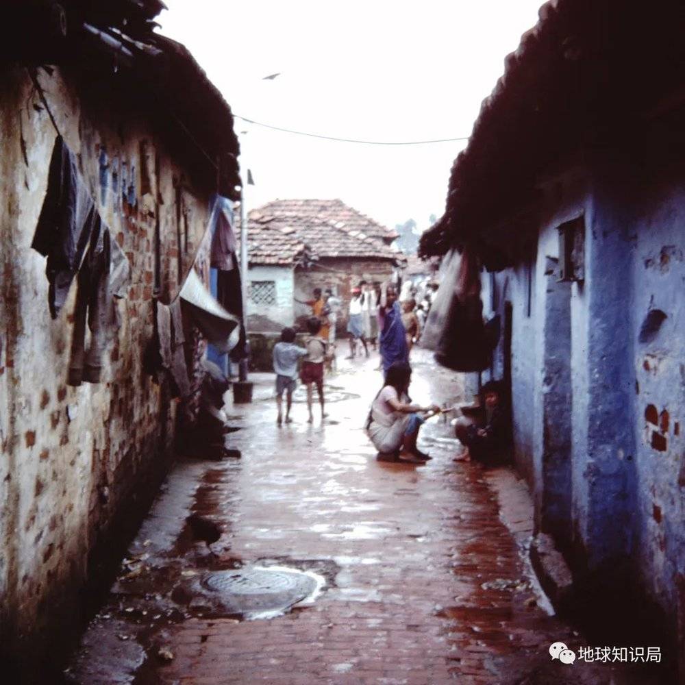 1986年，加尔各答贫民窟（图：wikipedia）