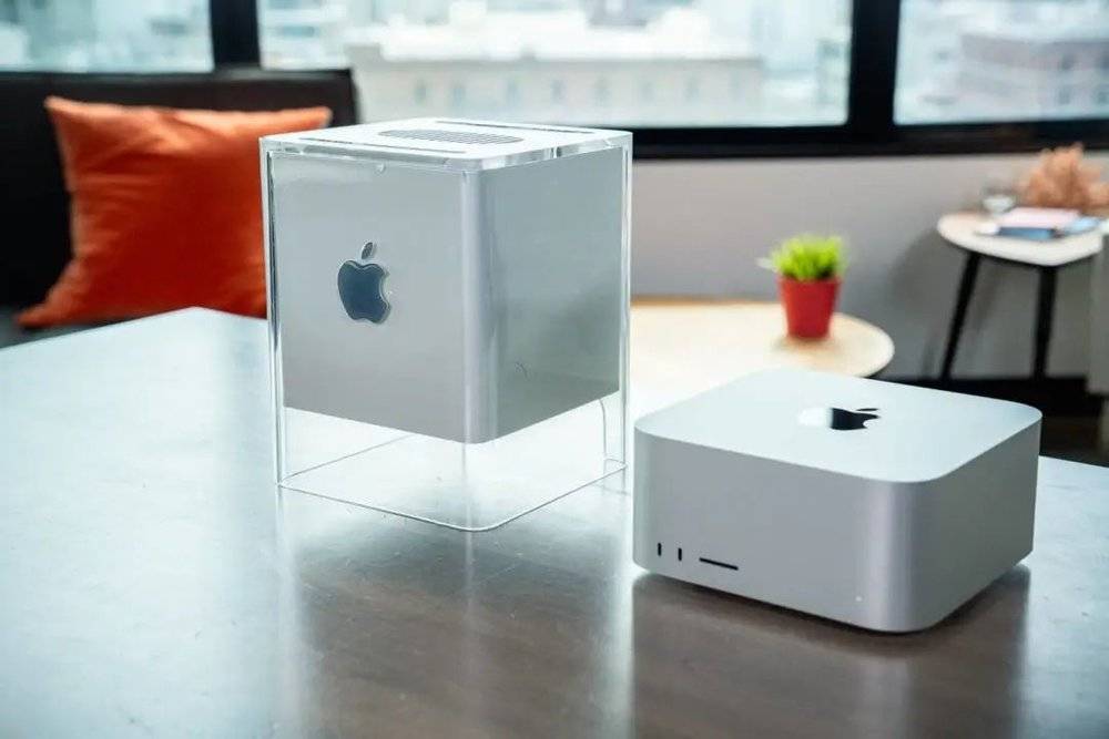 Power Mac G4 Cube 和 Mac Studio. 图片来自：MacWorld<br>