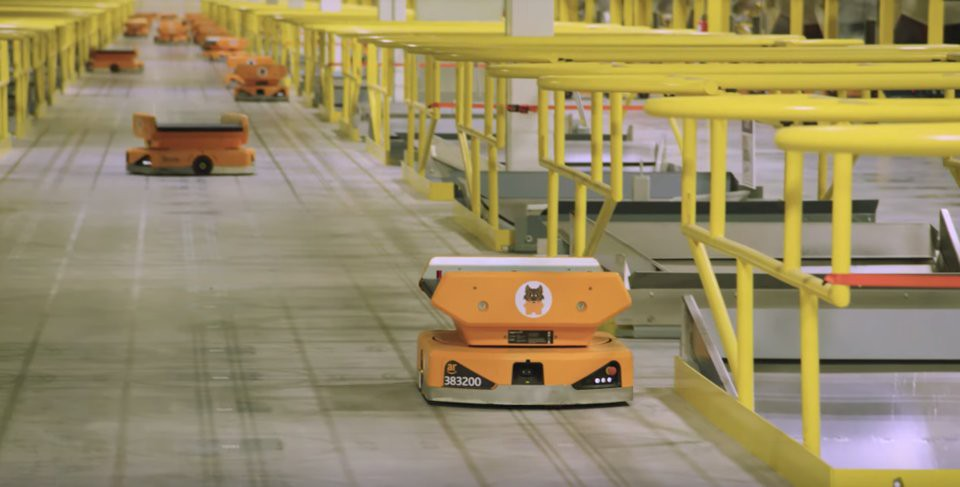 Pegasus 是亚马逊的新型仓库机器人之一，顶部装有传送带，用于公司的分拣设施。图片来自：Amazon