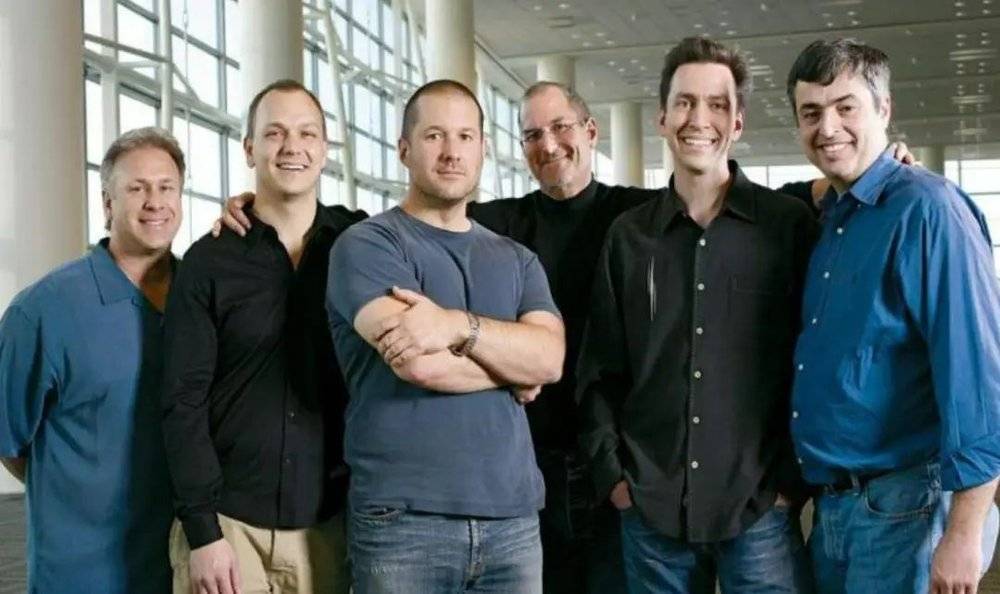 iPhone 团队核心成员（从左至右：Phil Schiller， Tony Fadell， Jony Ive， Steve Jobs， Scott Forstall 和 Eddie Cue）. 图片来自：Apple<br label=图片备注 class=text-img-note>