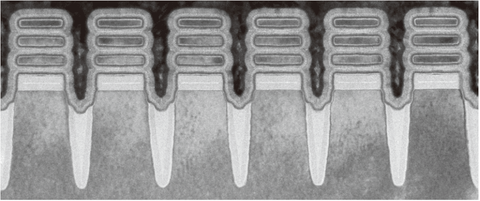 图2  透射电子显微照片显示了一排IBM的2 nm堆叠纳米级芯片晶体管。每个晶体管都有三个被栅极材料包围的纳米级芯片。来源：IBM Research，经许可。<br label=图片备注 class=text-img-note>