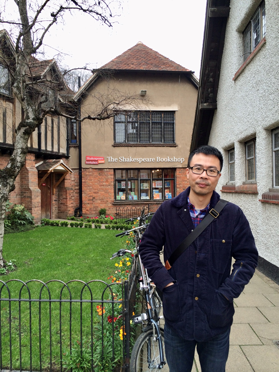 2014年4月，李继宏前往英国伯明翰大学莎士比亚研究所访问。图为李继宏在莎翁故乡的书店前留影。<br>