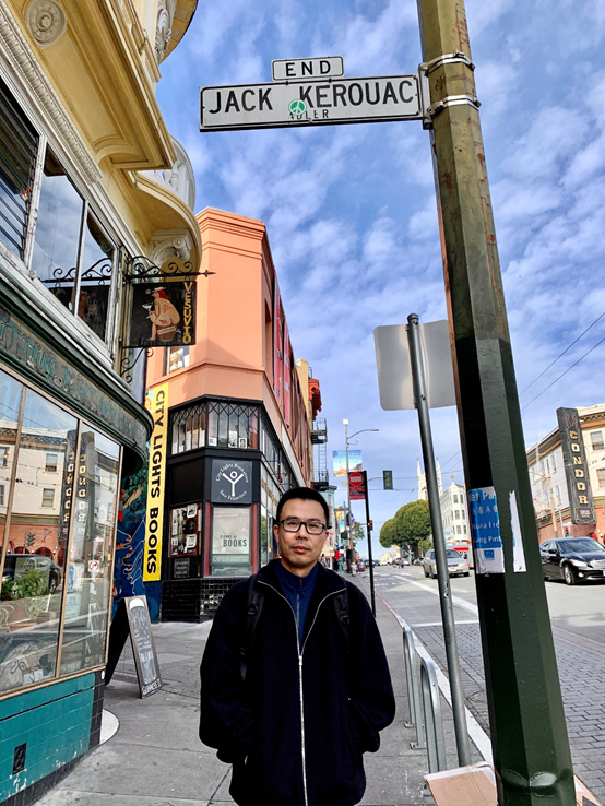 李继宏几乎走遍《在路上》涉及的所有城市。图为2020年1月李继宏在旧金山凯鲁亚克巷留影。<br>