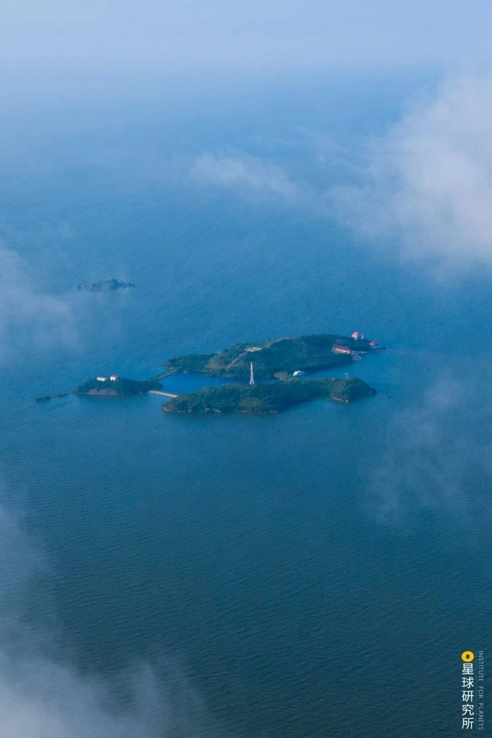 都昌的蛇山岛，其上建设有中国水利水电科学研究院鄱阳湖水文生态监测研究基地，摄影师@陶进