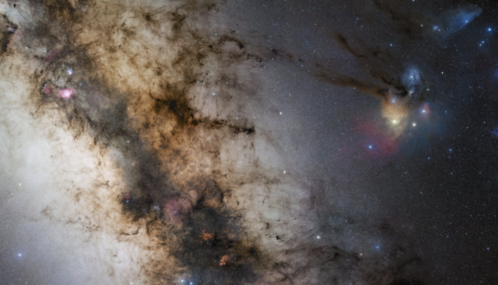 银河系中心区域，其中暗带是尘埃云，会阻挡可见光。（图／ESO， S. Guisard）<br label=图片备注 class=text-img-note>