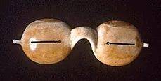 来个彩蛋：生活在雪原的因纽特人，他们戴这样的太阳镜丨wikimedia commons<br>