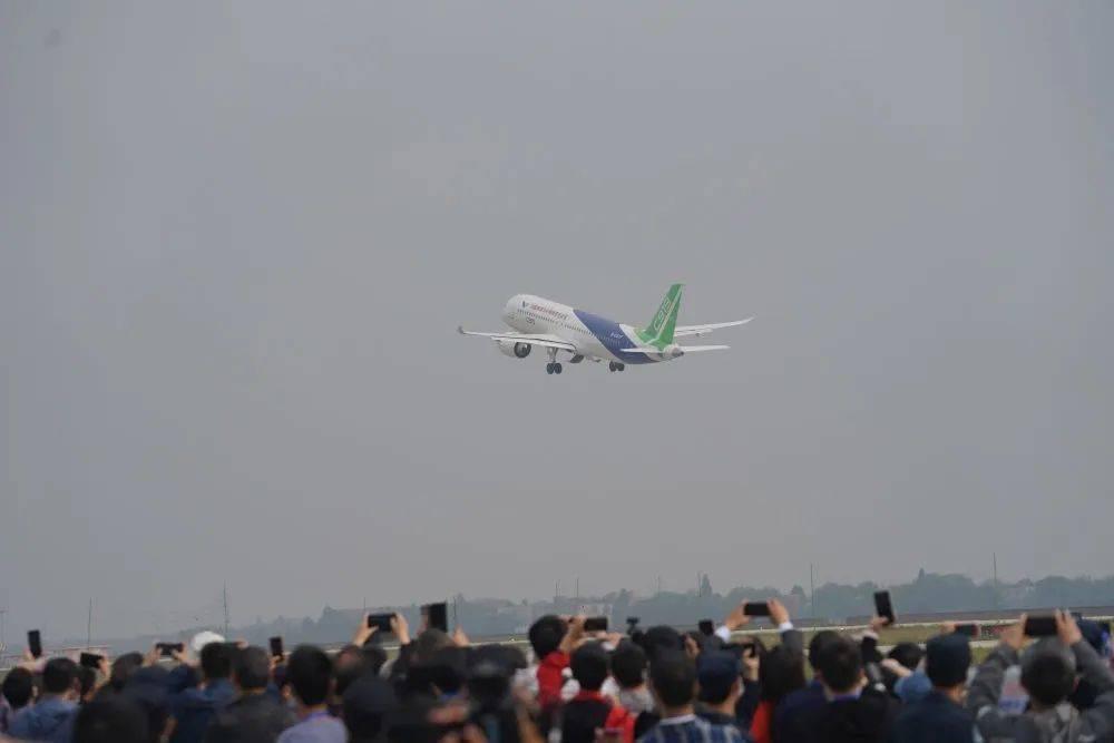 ▲2020年10月31日，国产大飞机C919在2020南昌飞行大会上进行飞行表演。新华社记者 周密 摄