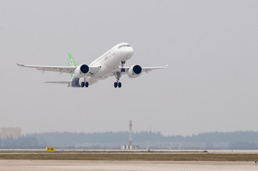 ▲2017年5月5日，国产大型客机C919在上海浦东国际机场首飞成功。新华社记者 丁汀 摄