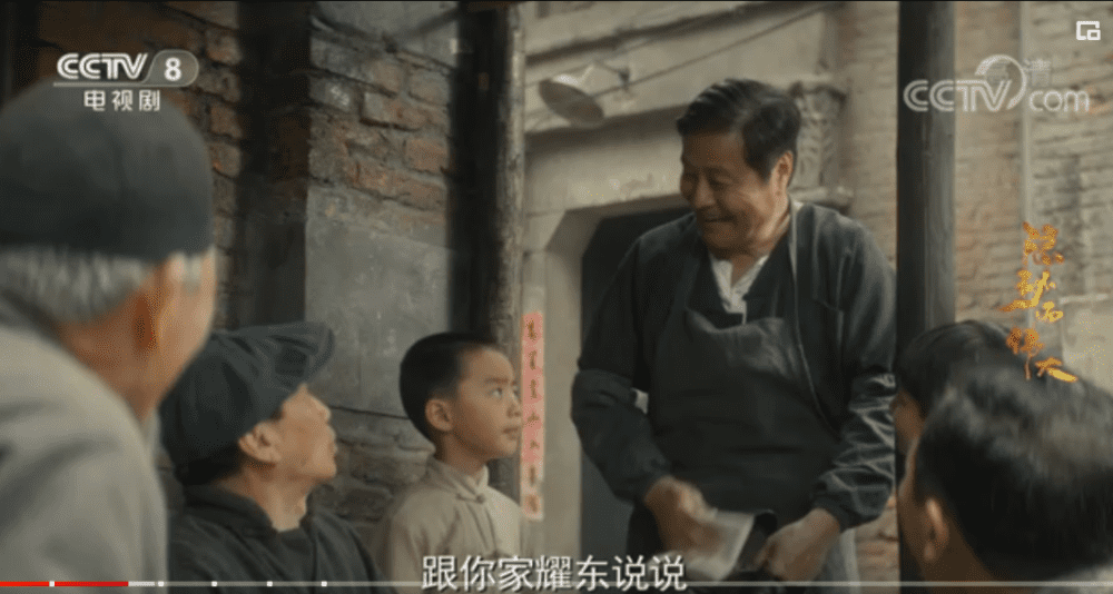 根据剧情设定，《隐秘而伟大》的男主角在上海的弄堂里长大