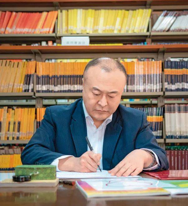宋春伟，北京大学数学科学学院教授、博士生导师，主要研究领域为组合数学与图论。