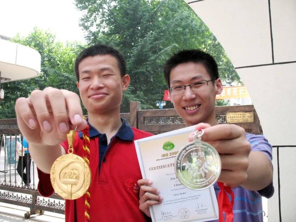 2008年7月24日，在济南山东师范大学校门口，韦东奕和同学展示奥赛金牌。<br>