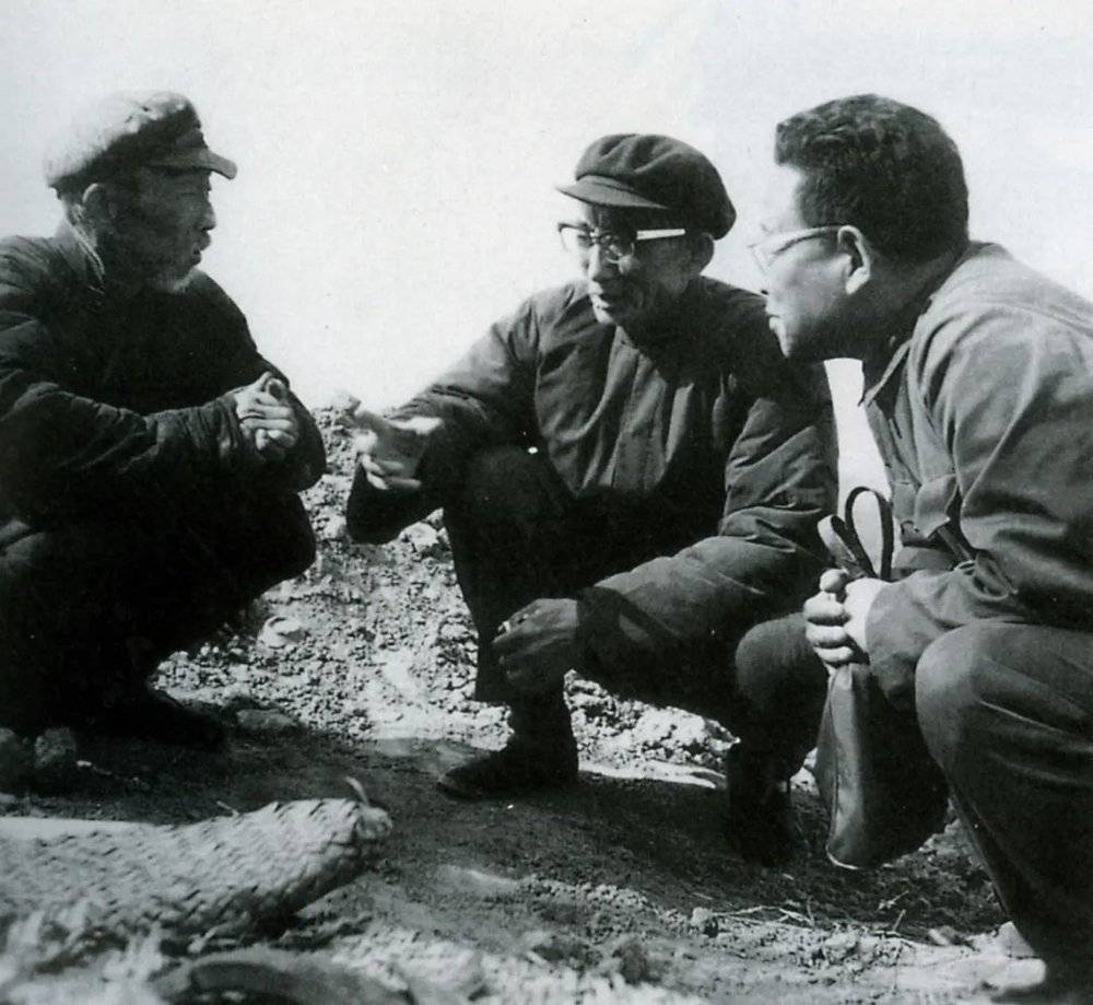 刘敦愿（中）1981年在山东章丘龙山城子崖遗址调查