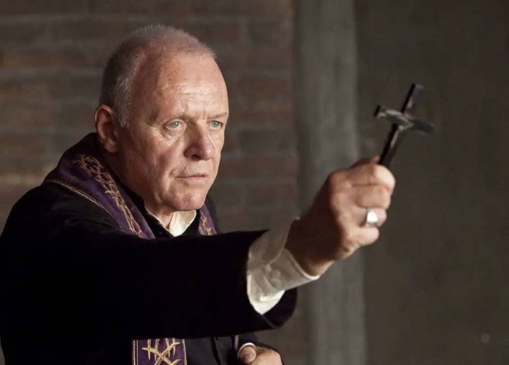 电影《仪式》（2011）这部电影就讲述了一个神学生去梵蒂冈参加驱魔课程后发生的故事，图为电影中的驱魔课<br>