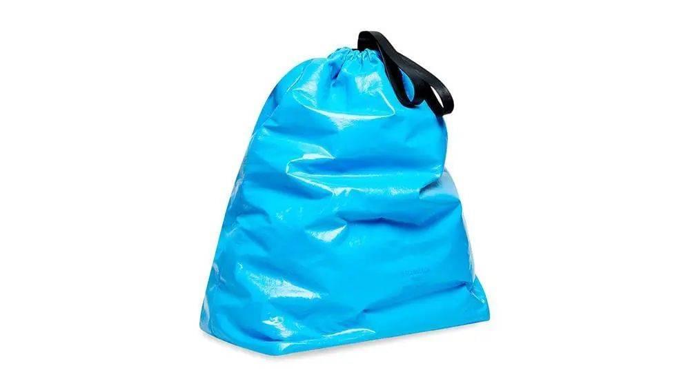 上了 GQ 今季必备清单的蓝色垃圾袋。图片来自：GQ<br>