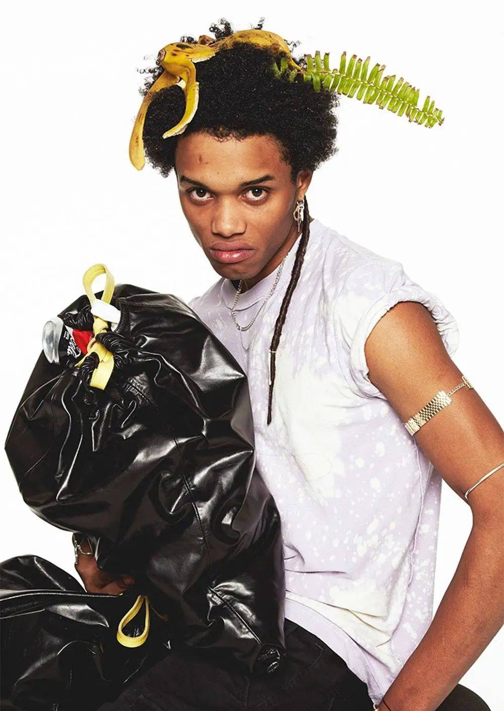 BIIS 的 Bin Bag 宣传照，模特头顶和袋子里都是垃圾，图片来自：BuzzFeed<br>