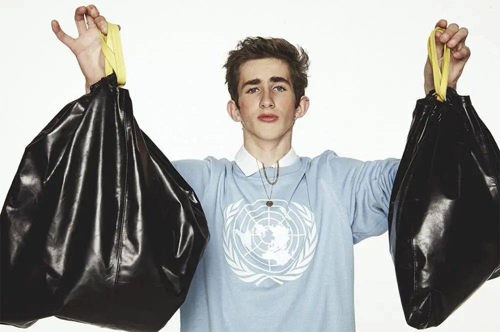 BIIS 的 Bin Bag 宣传照，模特头顶和袋子里都是垃圾。图片来自：BuzzFeed<br>