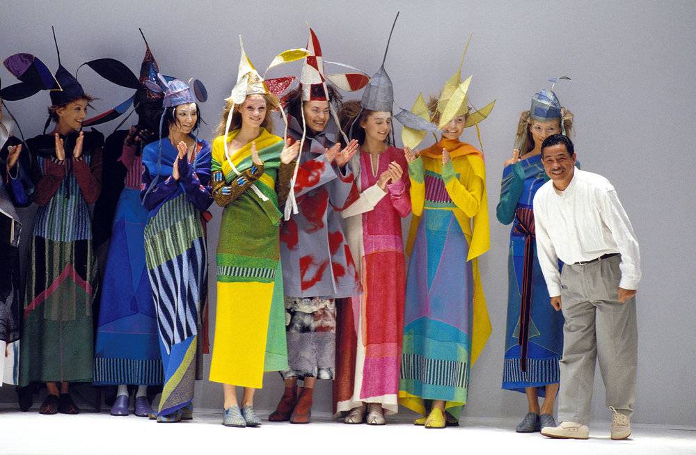 当地时间1997年3月11日，三宅一生在法国巴黎举办97 -98秋冬时装秀。图片来源：视觉中国