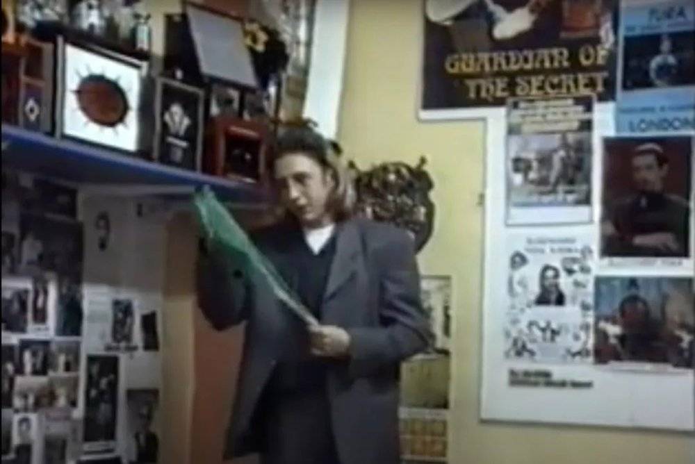 这支拍摄于 2002 年的魔术表演视频在YouTube 上流传，拍摄地点是土耳其的一家魔术用具店