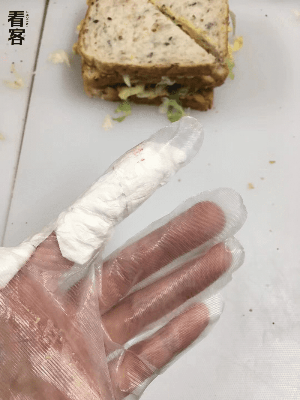 刚到加油站工作时，切三明治经常伤到手 受访者供图