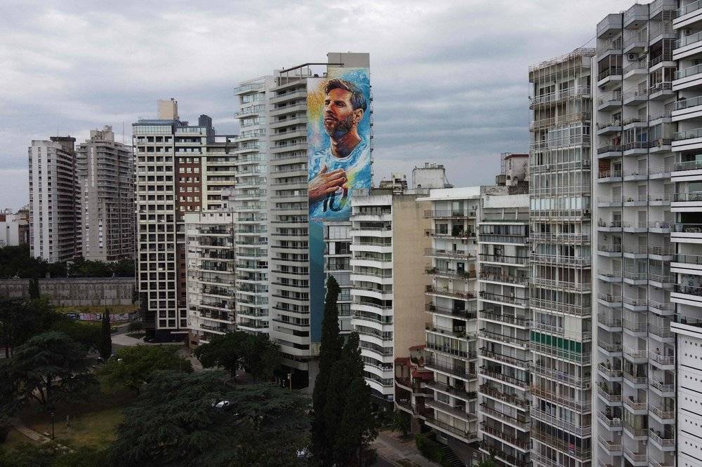 在阿根廷罗萨里奥，梅西的巨幅画像