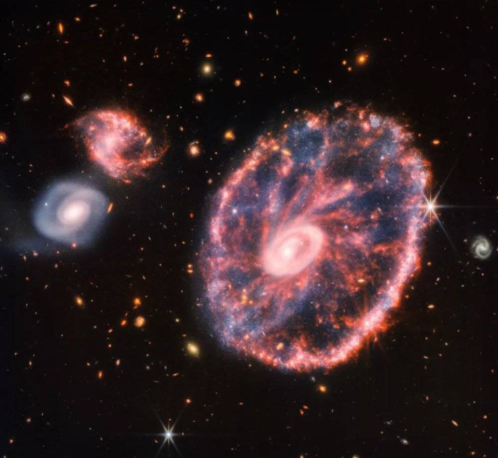 韦伯望远镜拍摄的车轮星系，由近红外相机和中红外设备拍摄的影像合成 | NASA/ESA/CSA/STScI