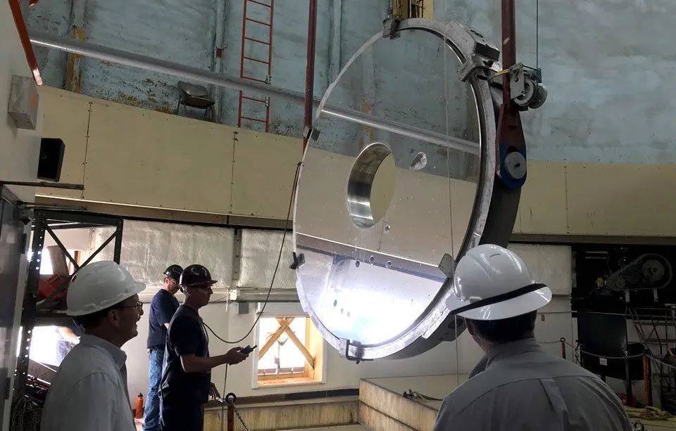 107英寸望远镜主镜上留下的弹孔和被锤子砸崩了的凹坑，摄于2019年主镜被拆下来重新镀膜之时 | JJ Hermes<br>