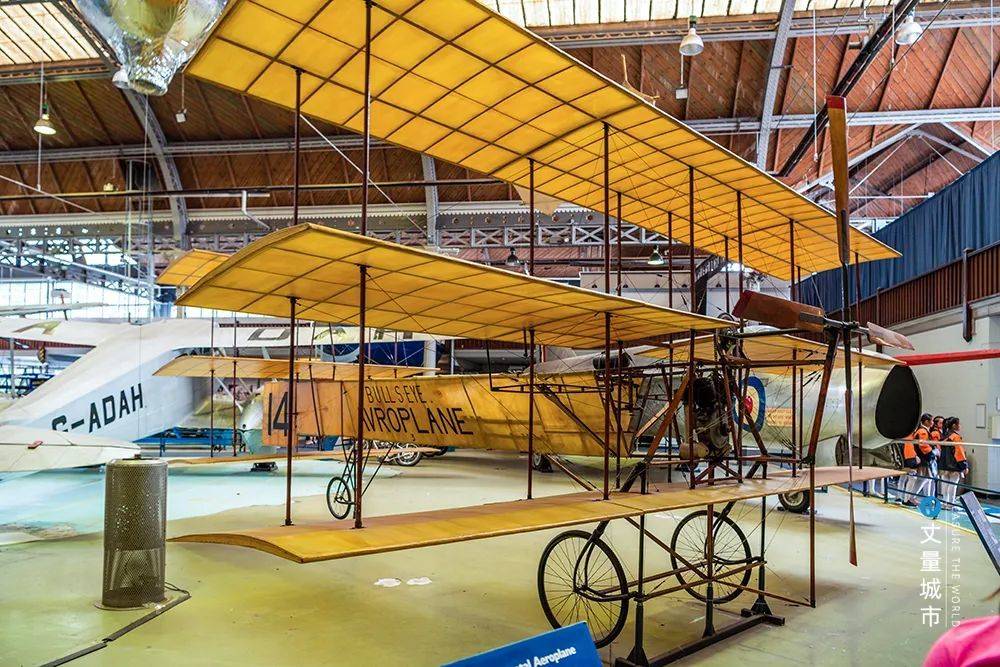 博物馆内的纺纱机及飞机展示