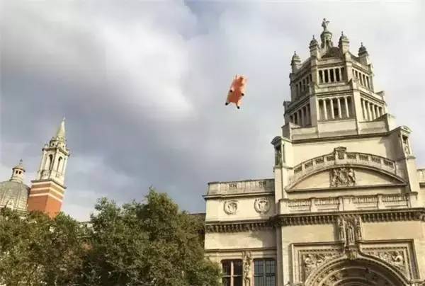 伦敦奥运会开幕式中漂浮的粉色小猪。来源/伦敦奥运会开幕式截图<br>