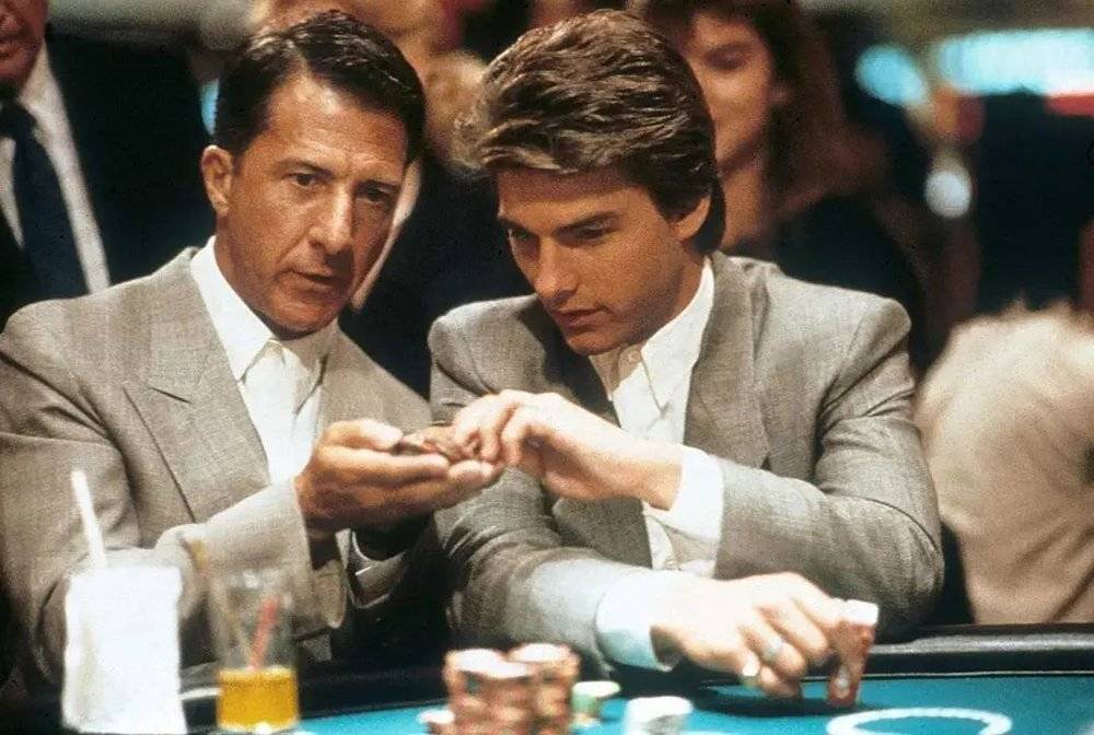 能记住六副扑克牌的雷蒙让赌场管理人员怀疑人生。/《雨人》剧照<br>