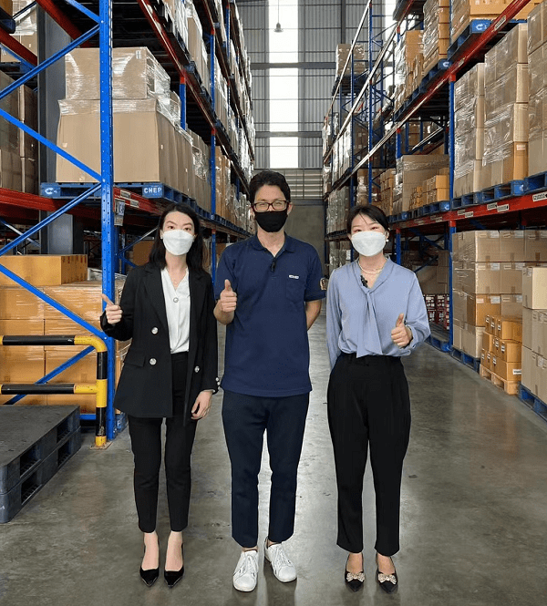 ▲E&F姐妹在某韩国电商公司的泰国曼谷总部仓库<br>