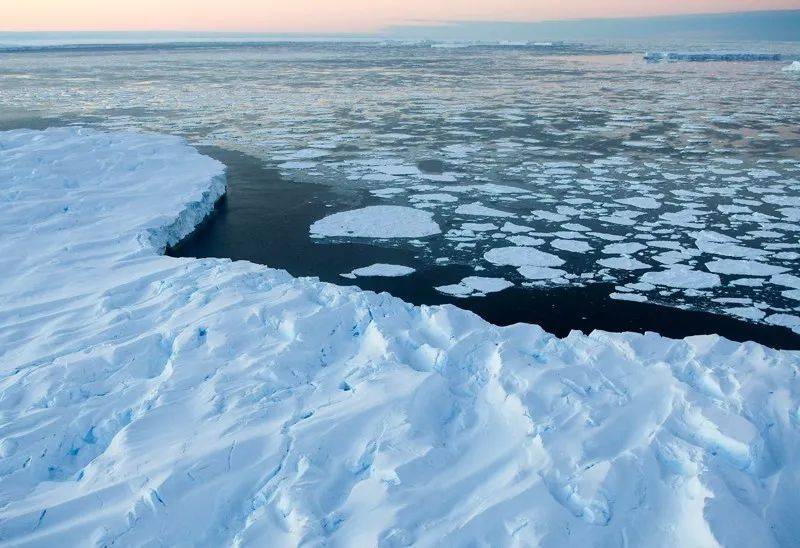 东南极的冰质量正在以惊人的速度减少。来源：Torsten Blackwood/Getty