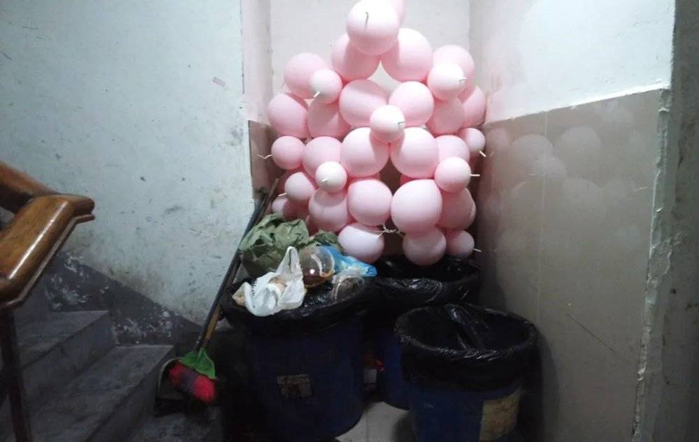 楼层内的垃圾和气球<br>