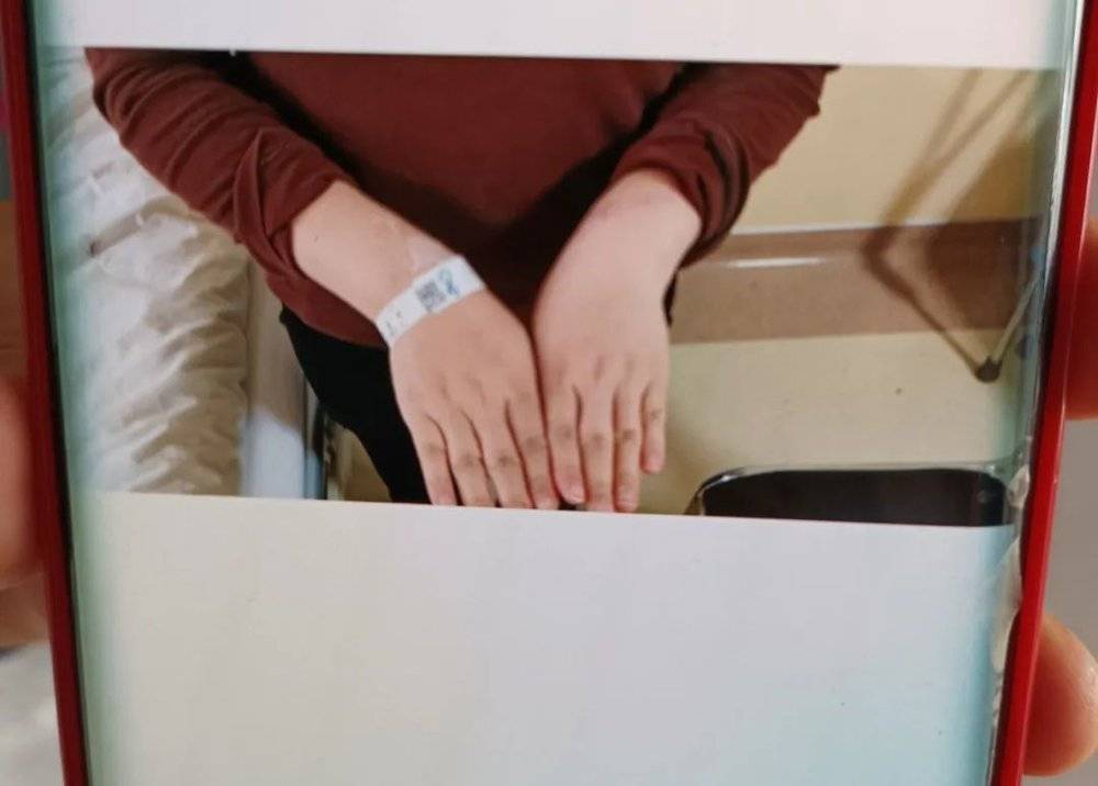李霞做截肢手术前，田庭燕为女儿双手拍摄了一张照片，作为纪念。（拍摄/李子建）<br>