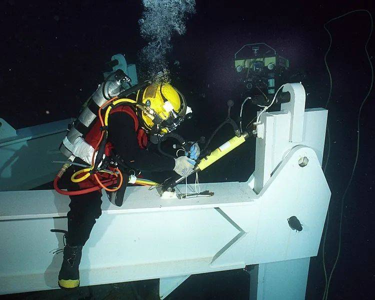 正在工作的饱和潜水员。图片来源：wikipedia<br>