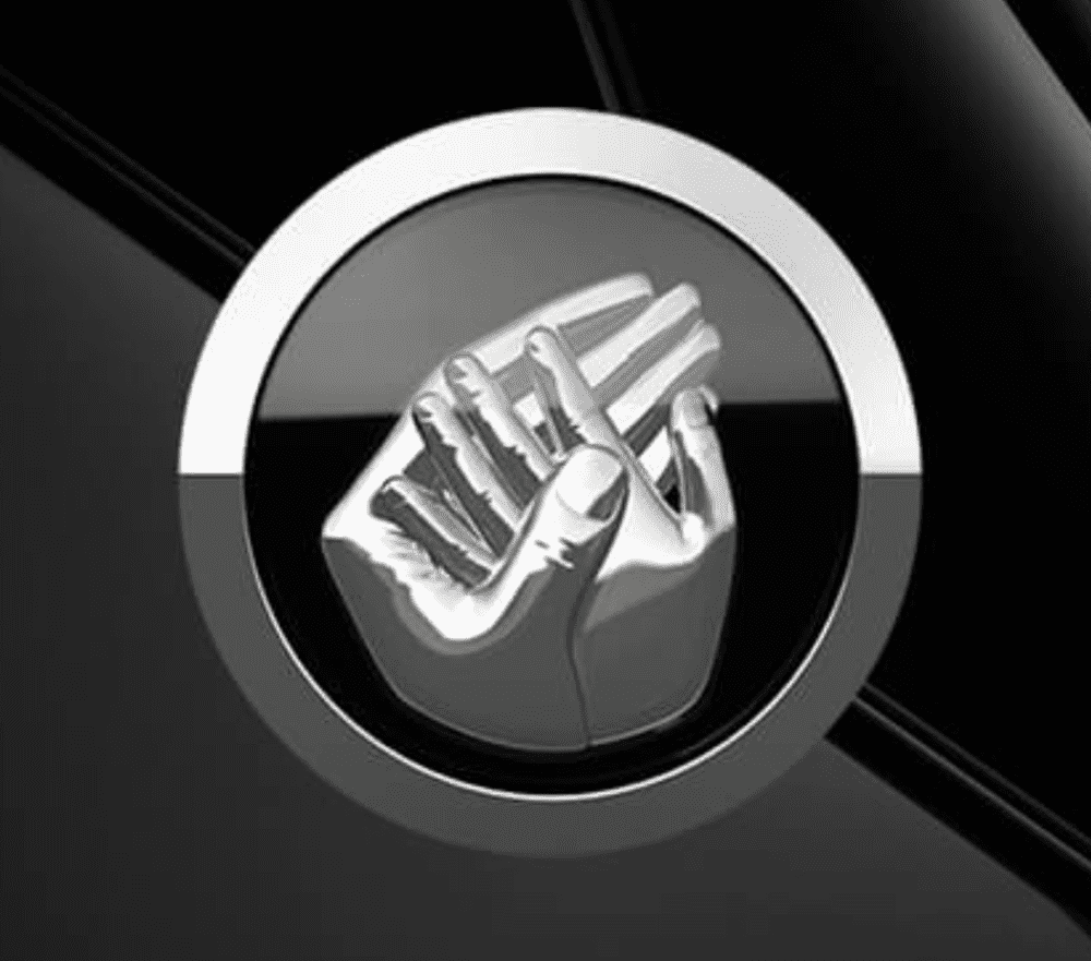 在沙龙汽车内部被简称为“手标”的品牌Logo。细心的用户可能已经发现了：这是两只左手